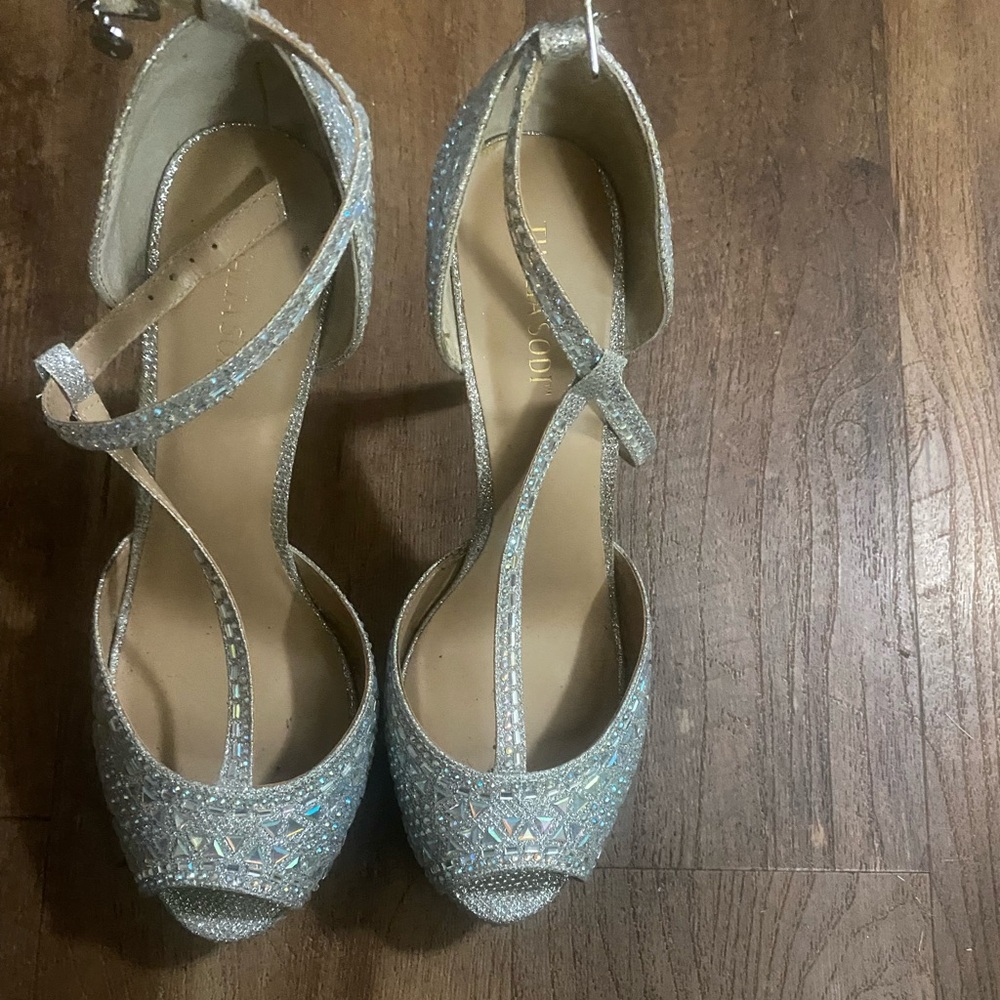 Thalia Sodi. 6in. T shape platform heel stunning shoe for that special occasion